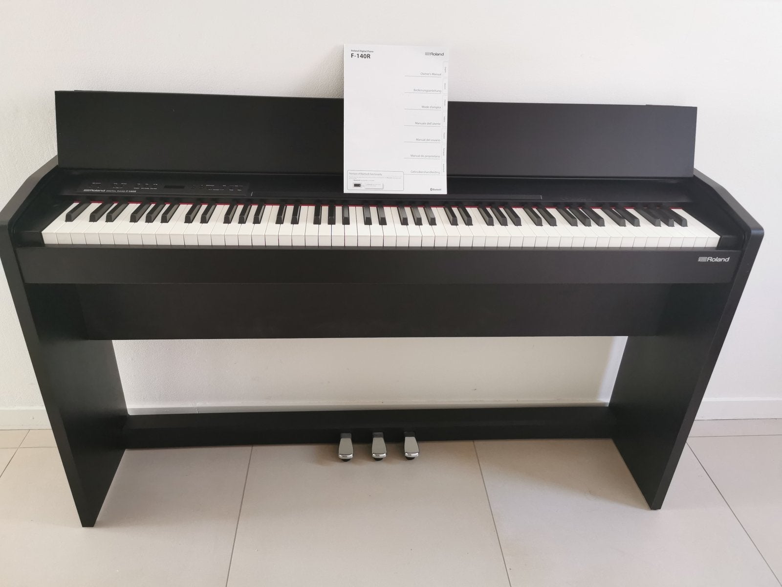 Roland F-140R Digitale Piano, Muziek en Instrumenten, Piano's, Ophalen, Zwart, Digitaal, Zo goed als nieuw