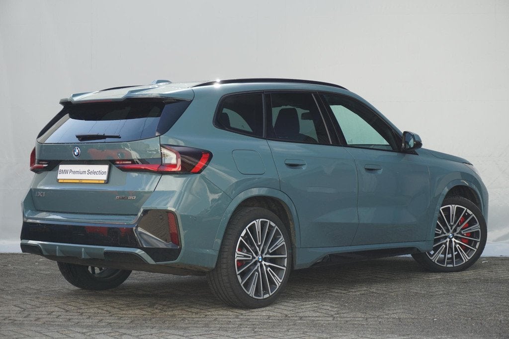 BMW iX1 eDrive20 M Sport Pro | Harman Kardon / Panoramadak /, Auto's, BMW, Met garantie (alle), 204 pk, SUV of Terreinwagen, Elektrische stoelverstelling