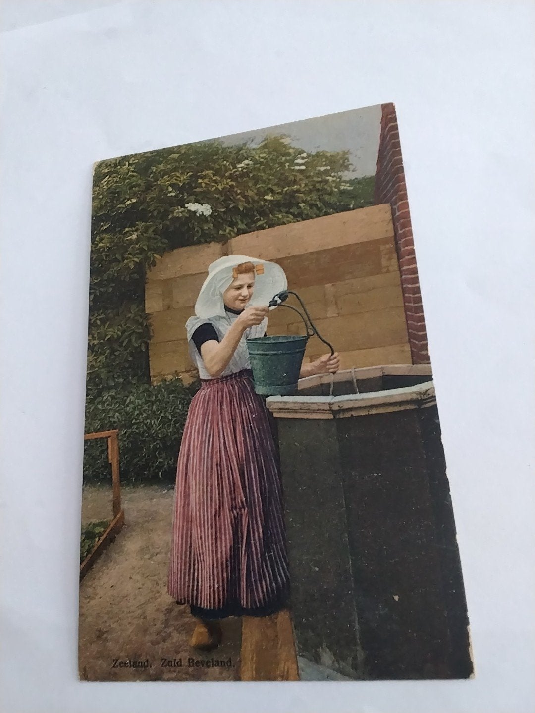 Oude Ansichtkaart Zeeland, Zuid Beveland  Vrouw bij waterput, Verzamelen, Ansichtkaarten | Nederland, Ophalen of Verzenden, 1920 tot 1940