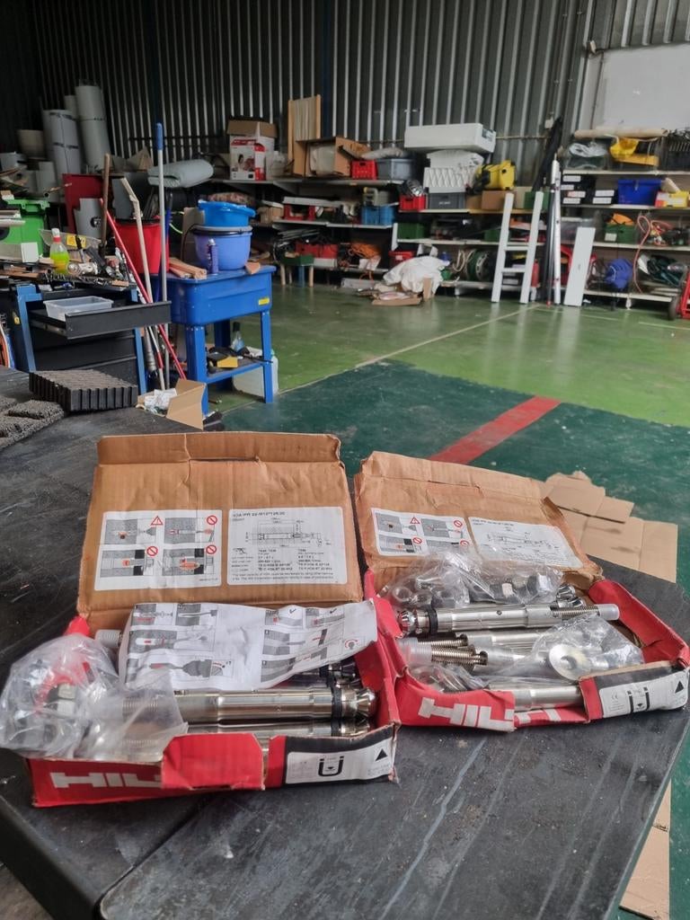 HILTI KANAALPLAATANKERS, Vanaf 16 jaar, Ophalen of Verzenden, Zo goed als nieuw, Cursus of Instructie