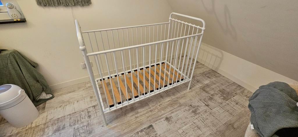 Wit metalen ledikantje voor baby of peuter, Ophalen, Gebruikt, Ledikant