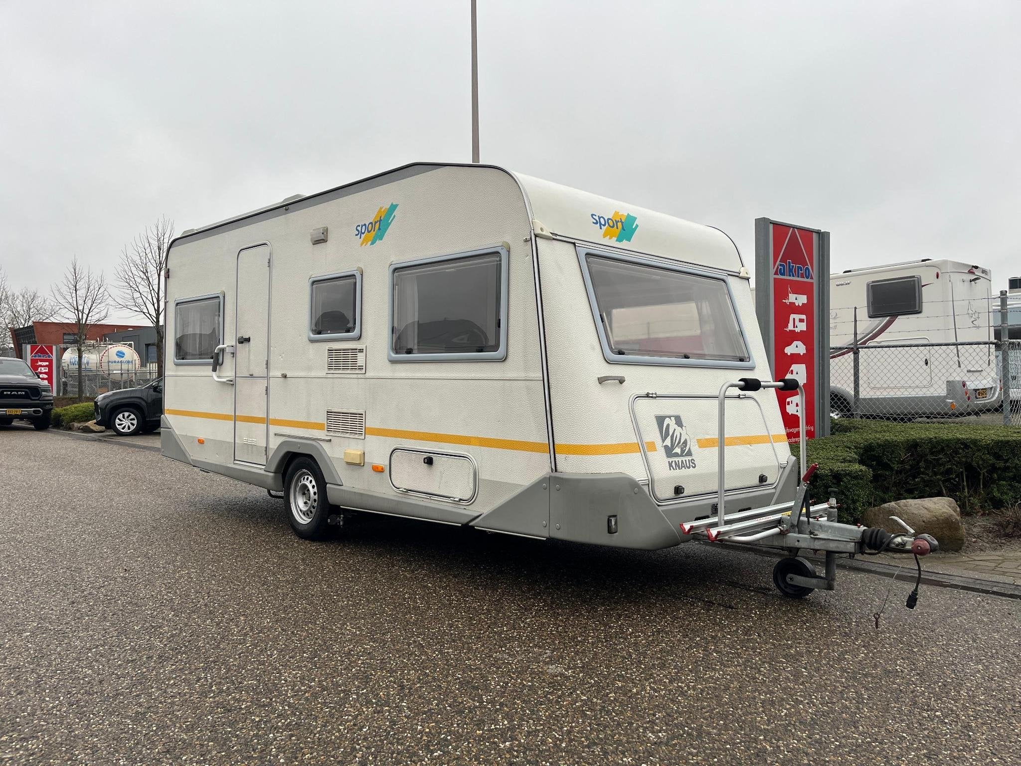 Knaus Sport 2404 | Voortent | Halfautomaat mover | Vastbed |, Ringverwarming, Vast bed, Tot en met 2, Bedrijf