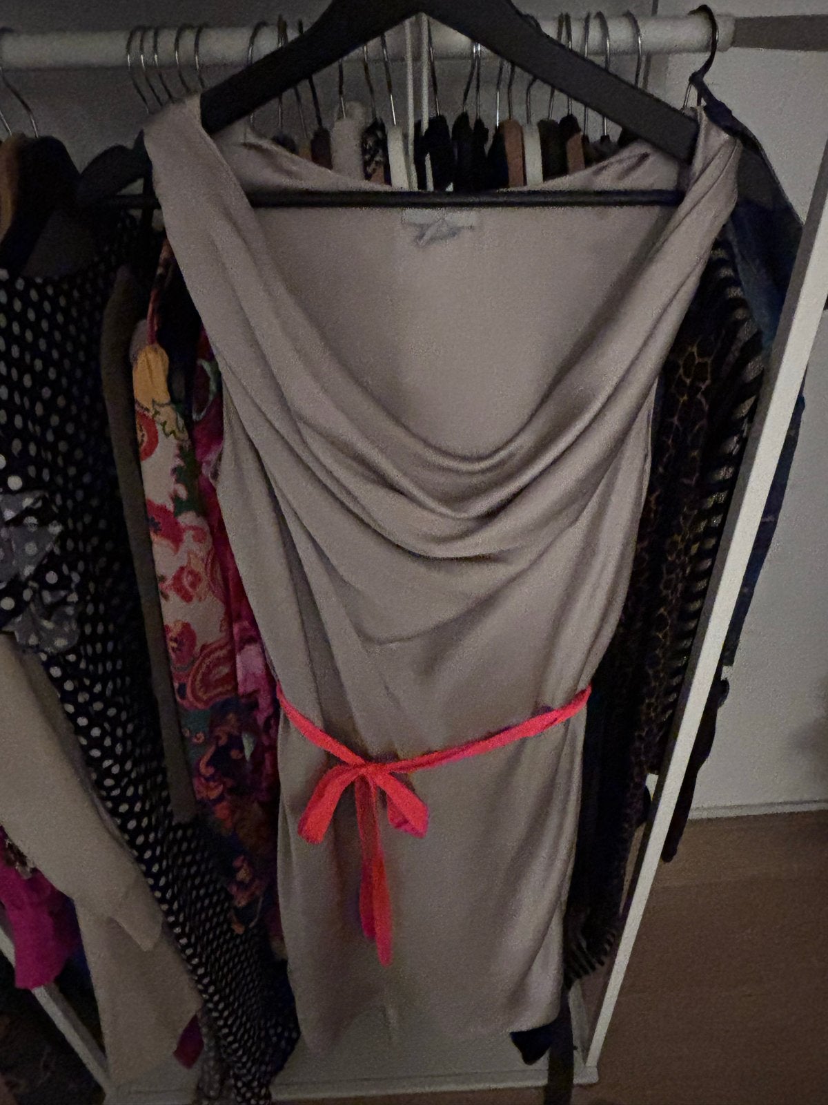 H&M Jurk met watervalhals en neonroze ceintuur, Maat 38/40 (M), Beige, Ophalen of Verzenden, Zo goed als nieuw