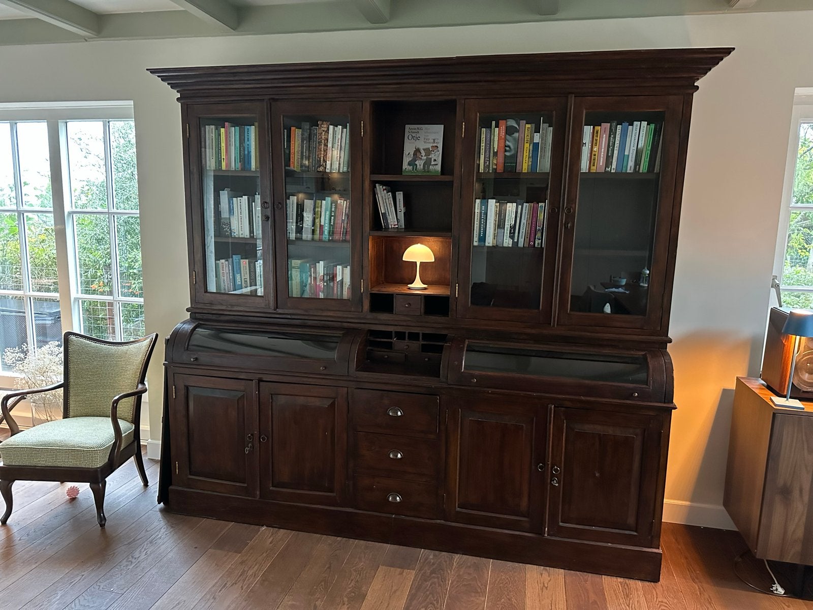 Antieke buffet boekenkast van donker hout, Ophalen