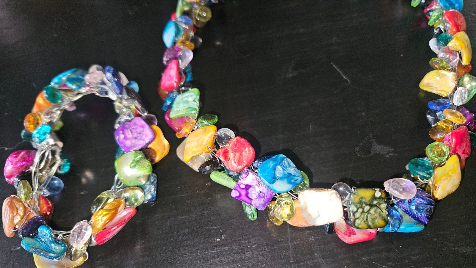 Kleurrijke ketting  met stenen en kralen - Antiekmarkt Bel, Ophalen of Verzenden, Gebruikt, Overige kleuren, Overige materialen