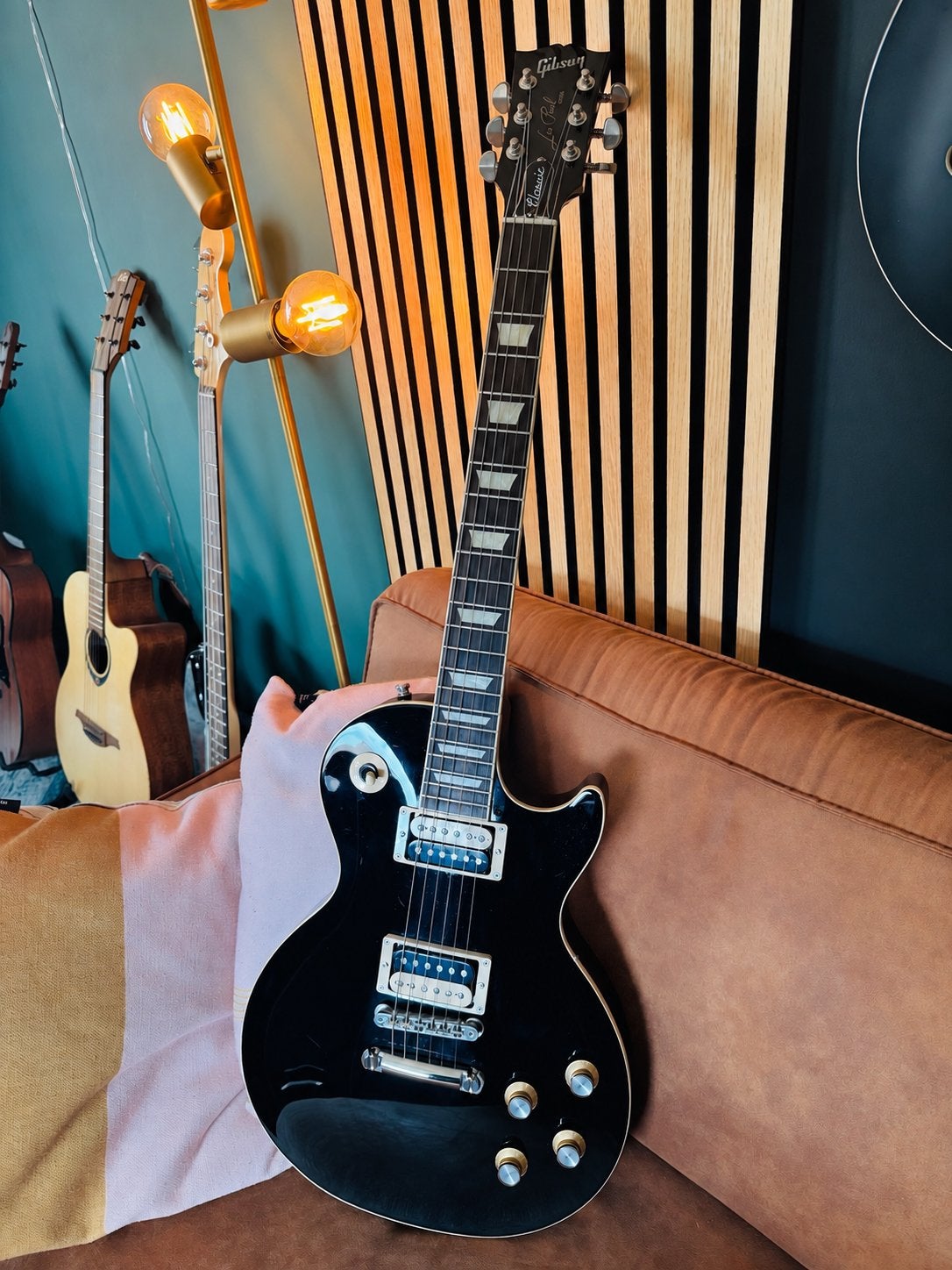 Gibson Les Paul Classic Ebony - 2022 hardcase & extras, Ophalen, Zo goed als nieuw, Solid body, Gibson