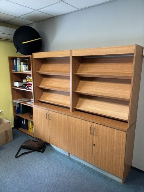 Setje houten meubels bureau en twee kasten, Ophalen, Gebruikt