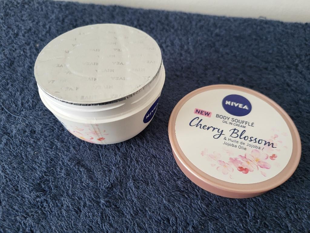 Nivea bodycreme cherry blossom + jojoba olie 200ml NIEUW, Verzenden, Nieuw, Bodylotion, Crème of Olie
