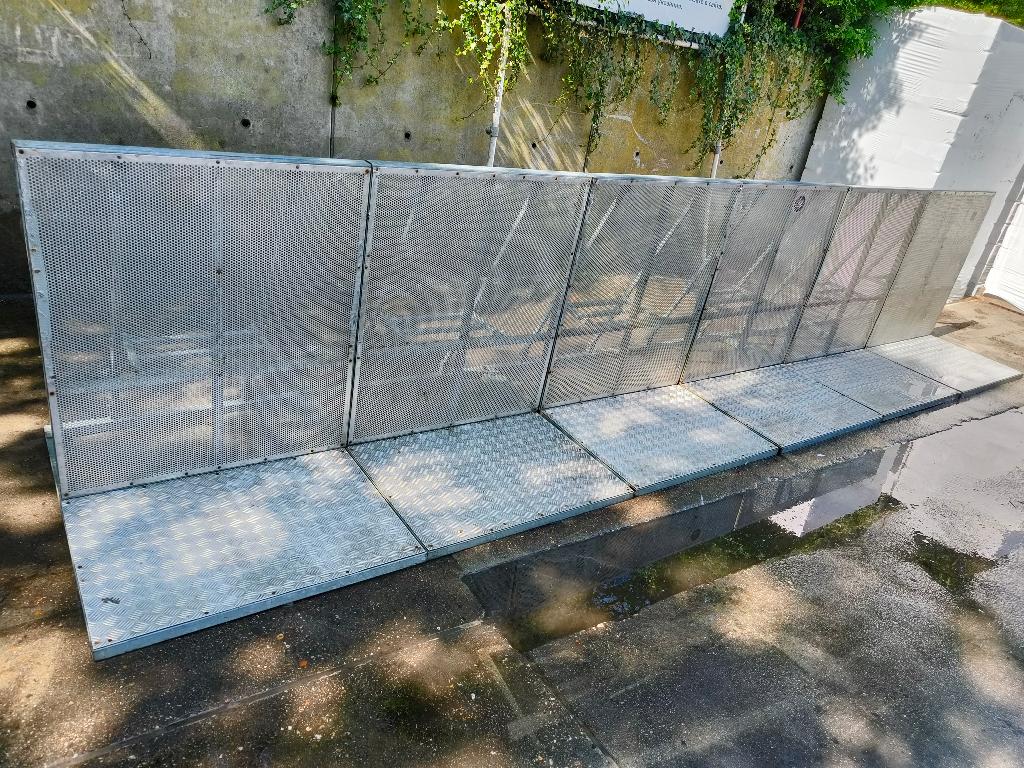 20x stage barriers inclusief 2 transportkarren en toebehoren, Muziek en Instrumenten, Ophalen, -, -, Zo goed als nieuw