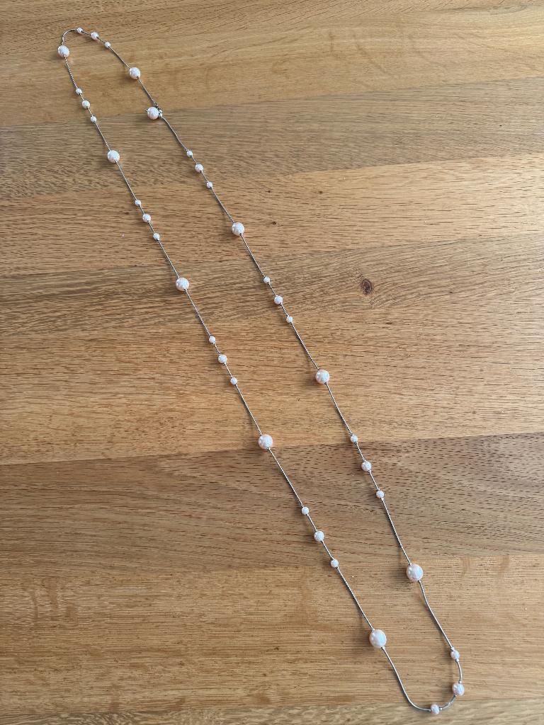 Lange ketting met crèmekleurige parels, Ophalen of Verzenden, Zo goed als nieuw, Zilver, Overige materialen
