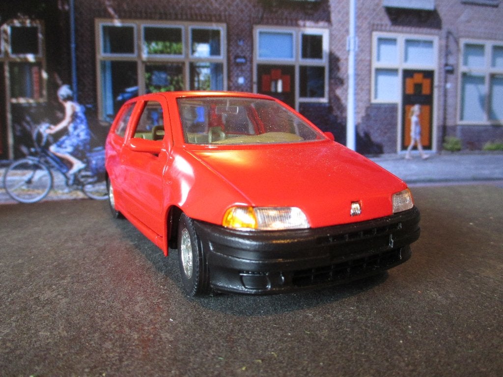 1/24 Fiat Punto - Bburago rood Mint Boxed, Ophalen of Verzenden, Nieuw, Bburago