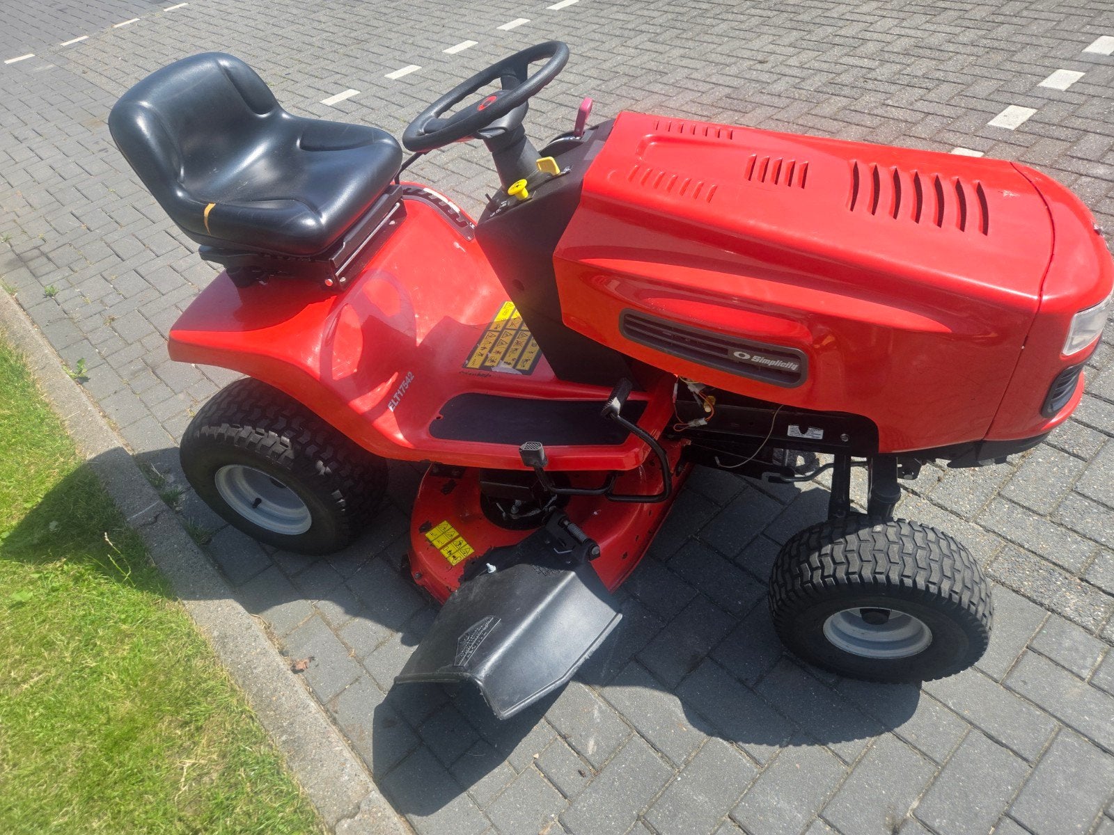 Zitmaaier simplicity
Moter 15/5pk avs, Tuin en Terras, Grasmaaiers, Ophalen, Zo goed als nieuw, 50 cm of meer