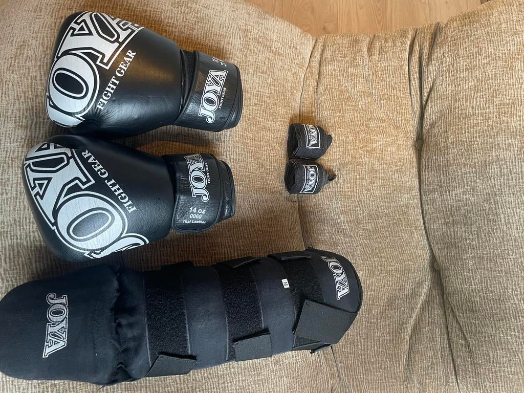 Joya kickboks set: handschoenen, scheenbeschermers en bandag, Ophalen, Gebruikt, Bokshandschoenen