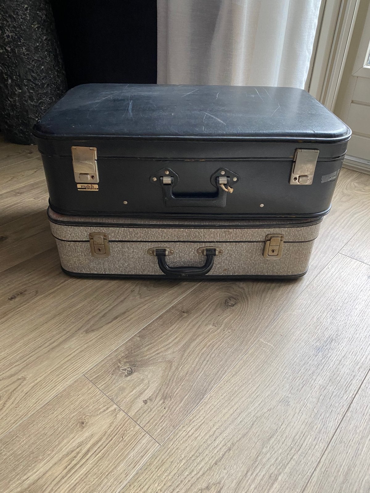 2 hele oude koffers, Ophalen