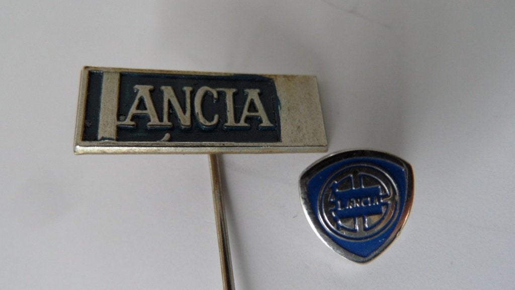Lancia oldtimerauto speldjes 2 x, Verzamelen, Verzenden, Gebruikt, Merk, Speldje of Pin