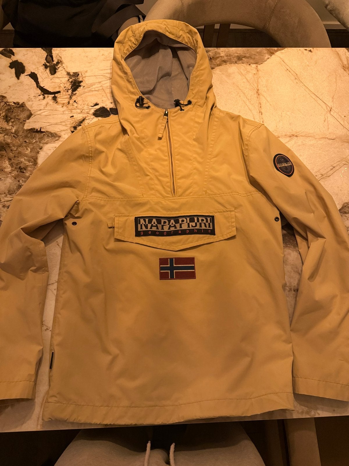 Napapijri Regenbestendige Anorak - Maat M, Kleding | Heren, Verzenden, Zo goed als nieuw, Maat 48/50 (M), Geel