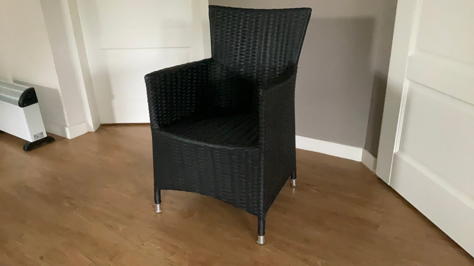 Mooie zwarte nijlon wicker stoel zgan, Huis en Inrichting, Fauteuils, Ophalen, Zo goed als nieuw, 75 tot 100 cm, 50 tot 75 cm