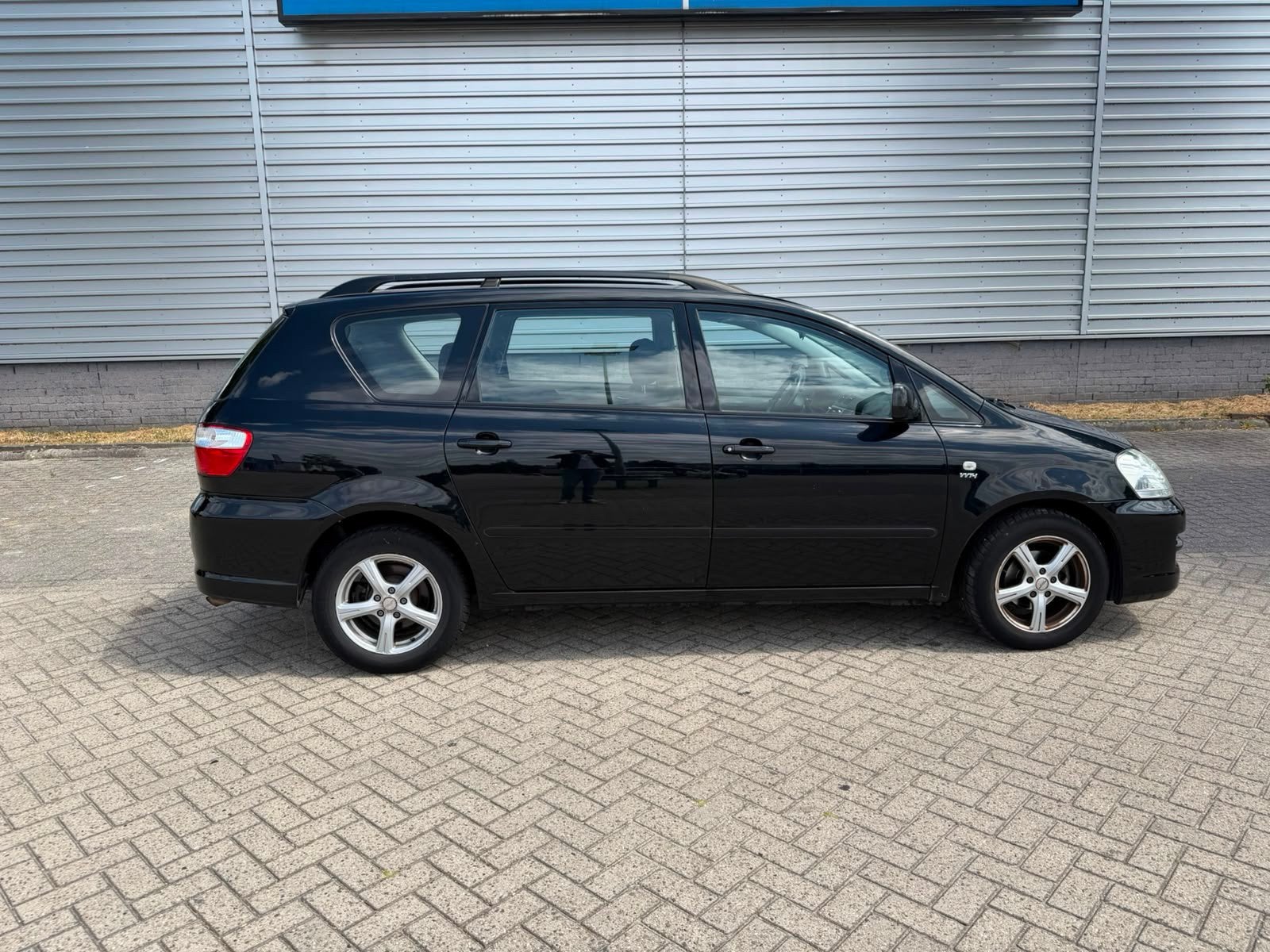 Toyota Avensis Verso 2.0i Linea Sol 7p., Voorwielaandrijving, 1998 cc, Gebruikt, 4 cilinders