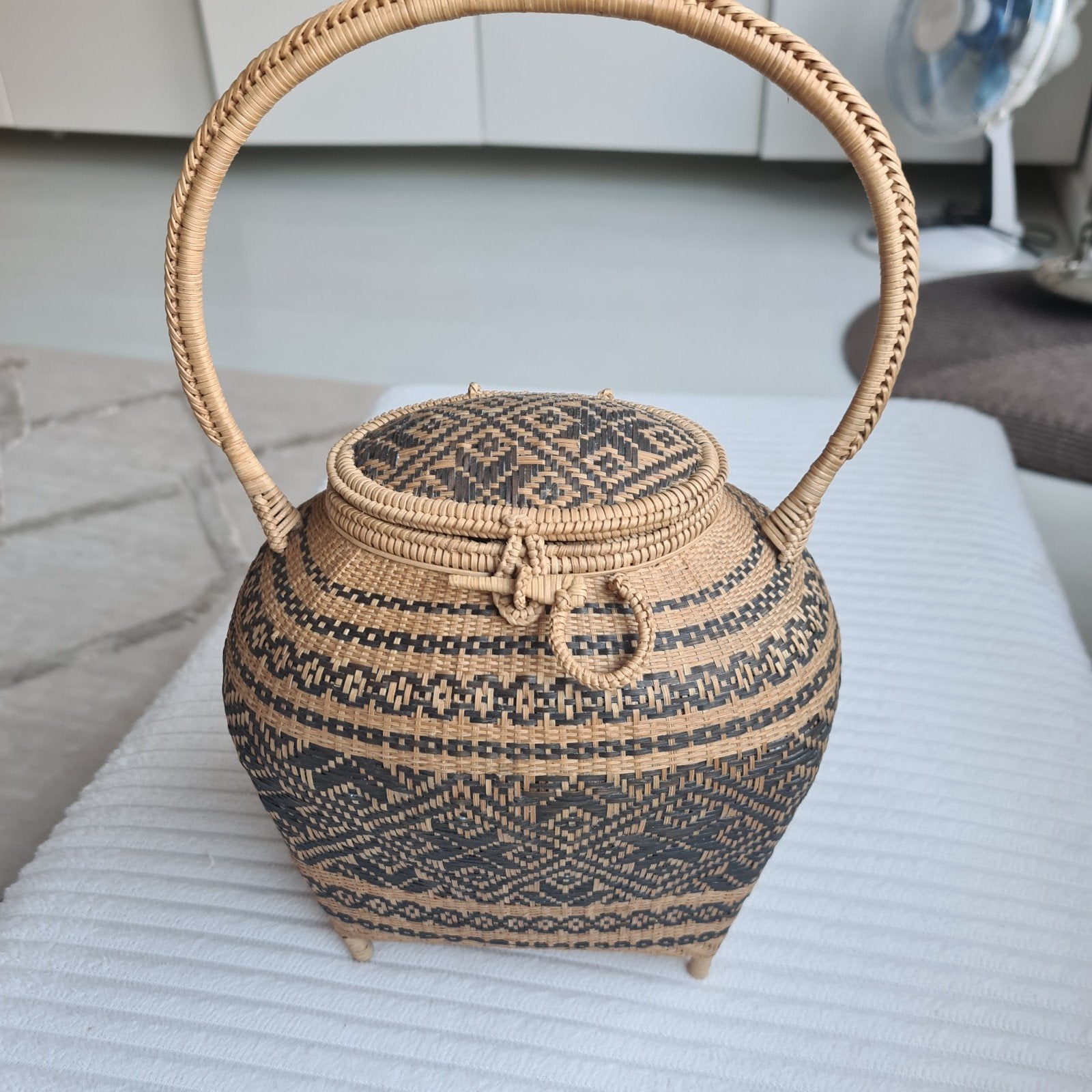 Handgeweven Dayak/Penan Anjat mand uit Borneo, Antiek en Kunst, Kunst | Niet-Westerse kunst, Handgemaakt, Natuurlijk materiaal