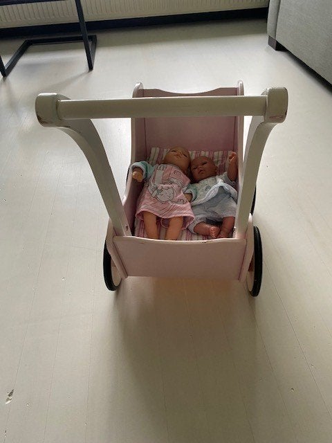 Houten poppenwagen met twee babypoppen, Ophalen, Gebruikt, Babypop