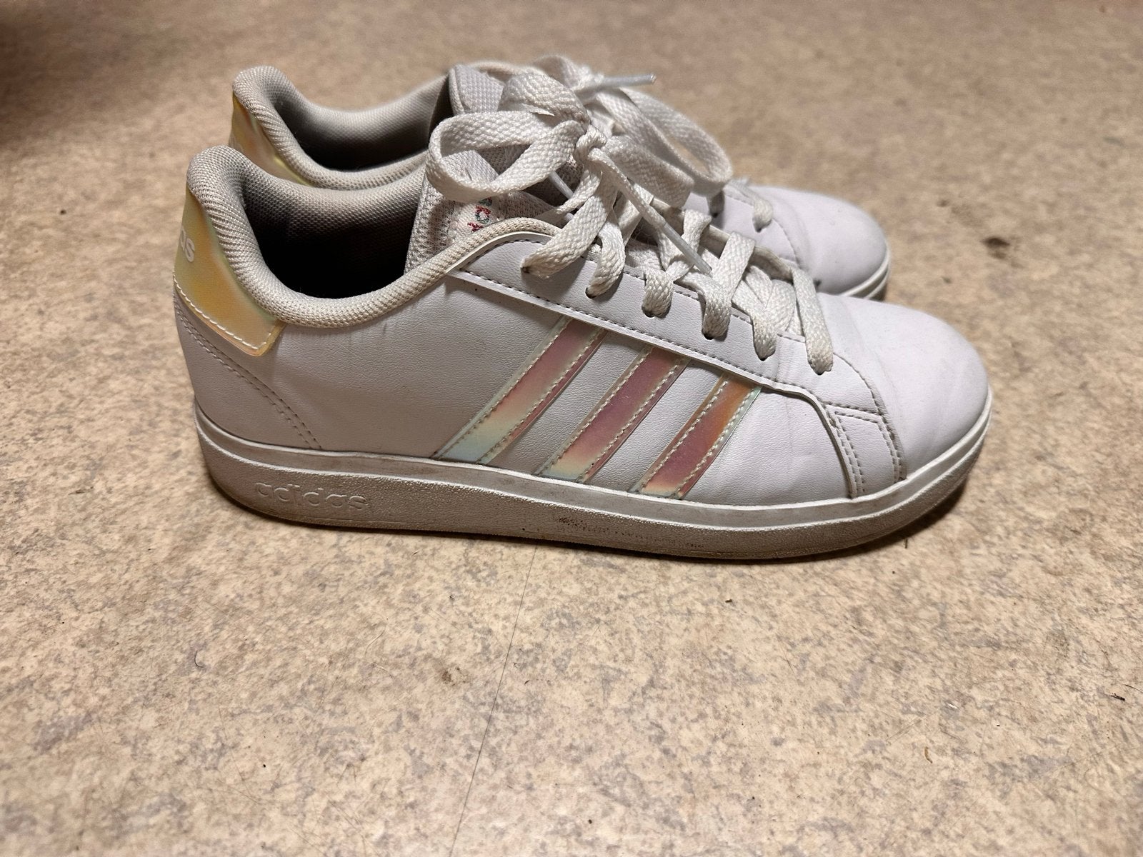 Adidas sneakers maat 37 1/3, wit met iriserende strepen, Wit, Ophalen of Verzenden, Sneakers of Gympen, Zo goed als nieuw