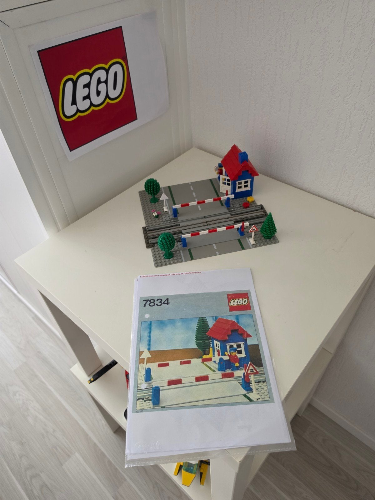 Vintage LEGO Spooroverweg 12V 7834 met huisje en slagbomen, Gebruikt, Overige thema's, Lego, Ophalen of Verzenden