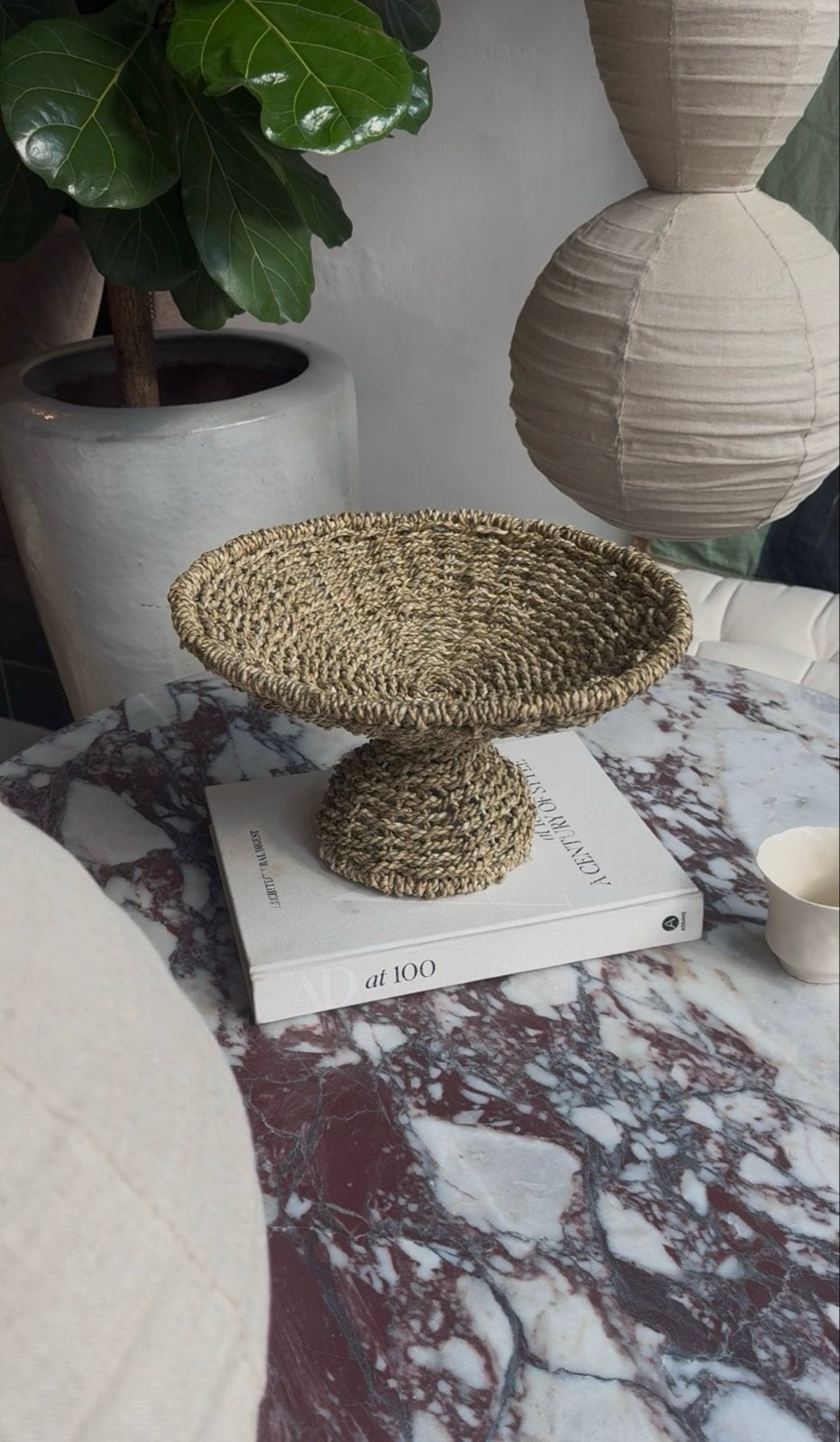 Decoratieve rieten schaal op voet - Handgemaakt, Gevlochten, Schaal, Rond, Ophalen of Verzenden