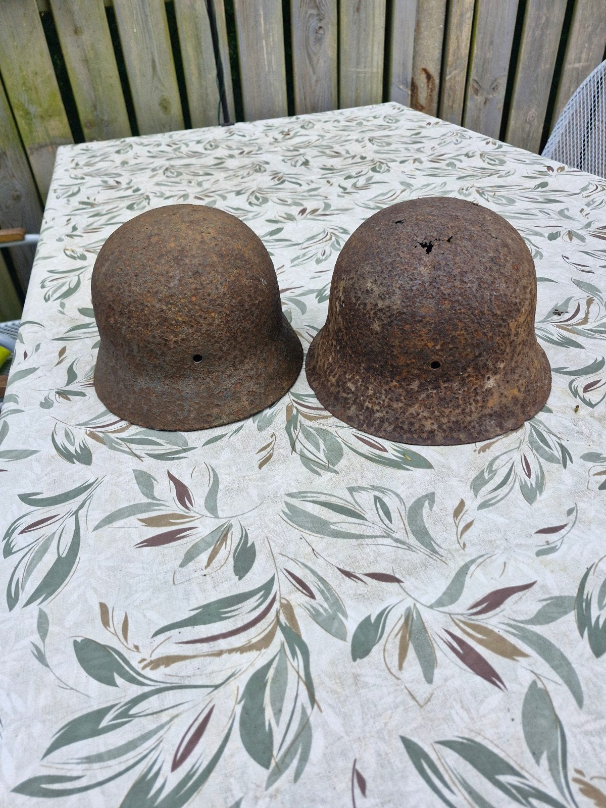 2 roestige Duitse WOII helmen - Bodemvondst, Ophalen of Verzenden