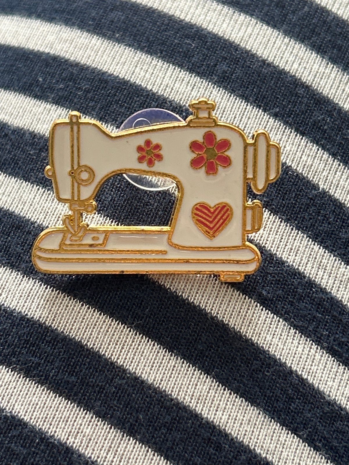 Nieuwe Naaimachine Pin - Wit met Gouden Details, Ophalen of Verzenden, Nieuw, Overige onderwerpen, Speldje of Pin