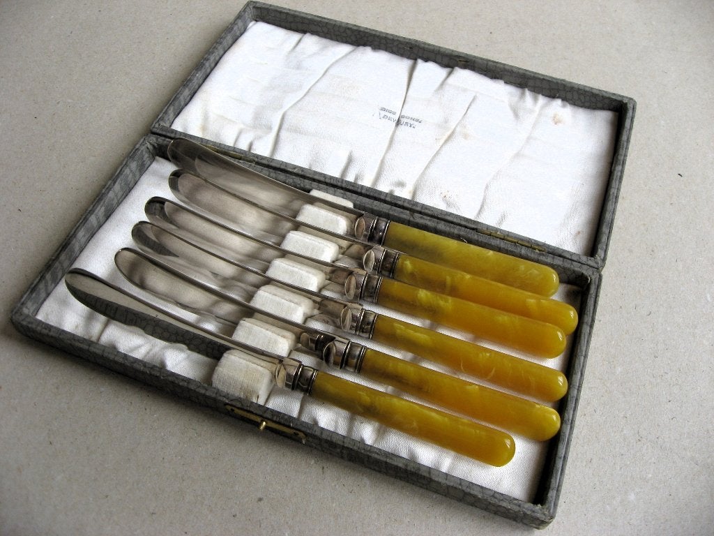 Cassette 6 verzilverde botermesjes, botergeel amber handvat, Antiek en Kunst, Ophalen of Verzenden