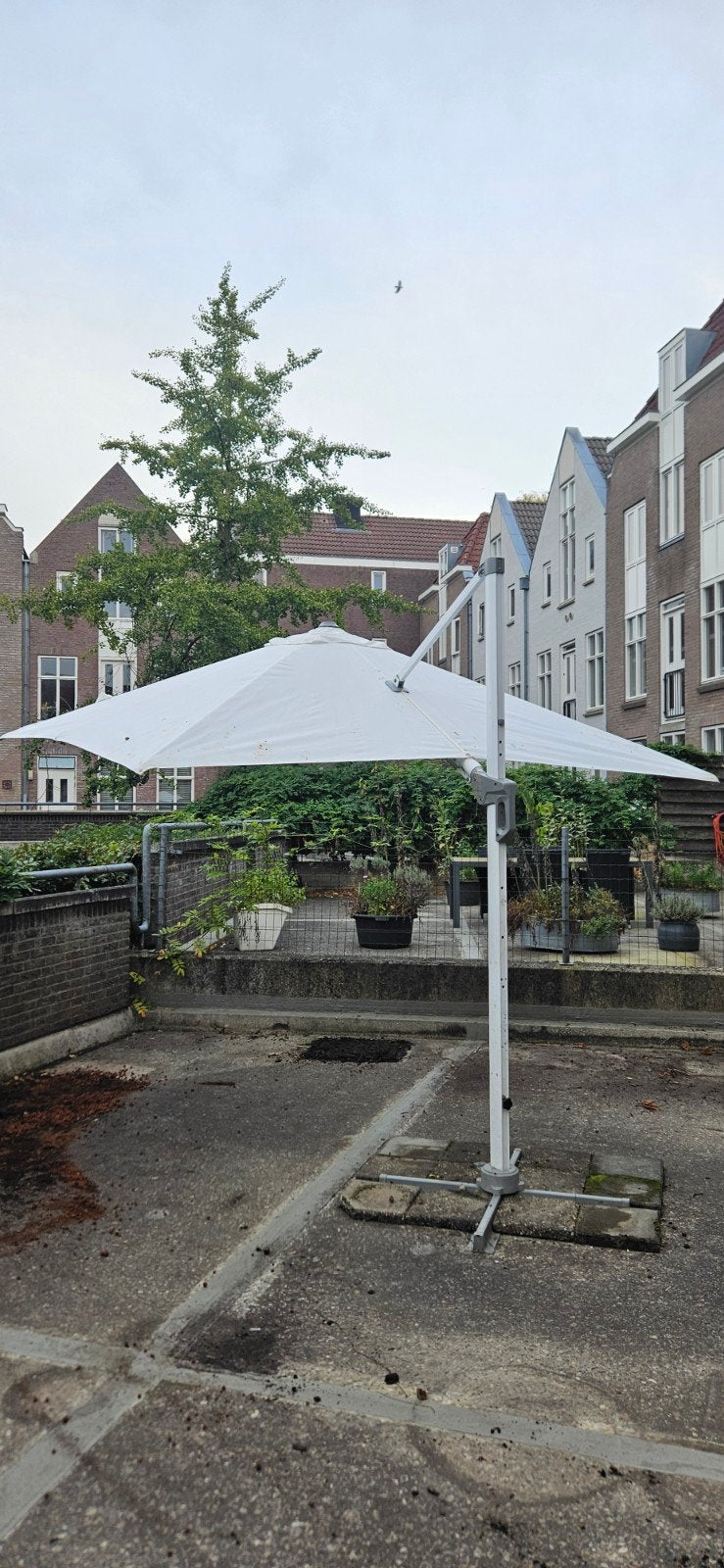 Gratis grote zweefparasol wit met hoes