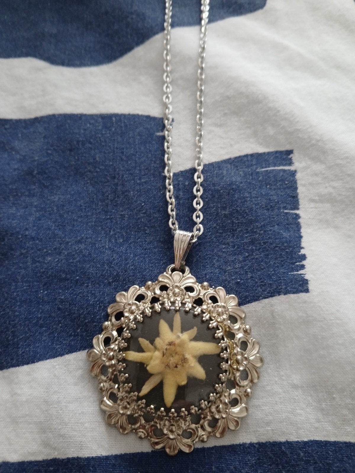 Zilverkleurige ketting met edelweiss hanger, Gebruikt, Ophalen of Verzenden, Zilver, Overige materialen