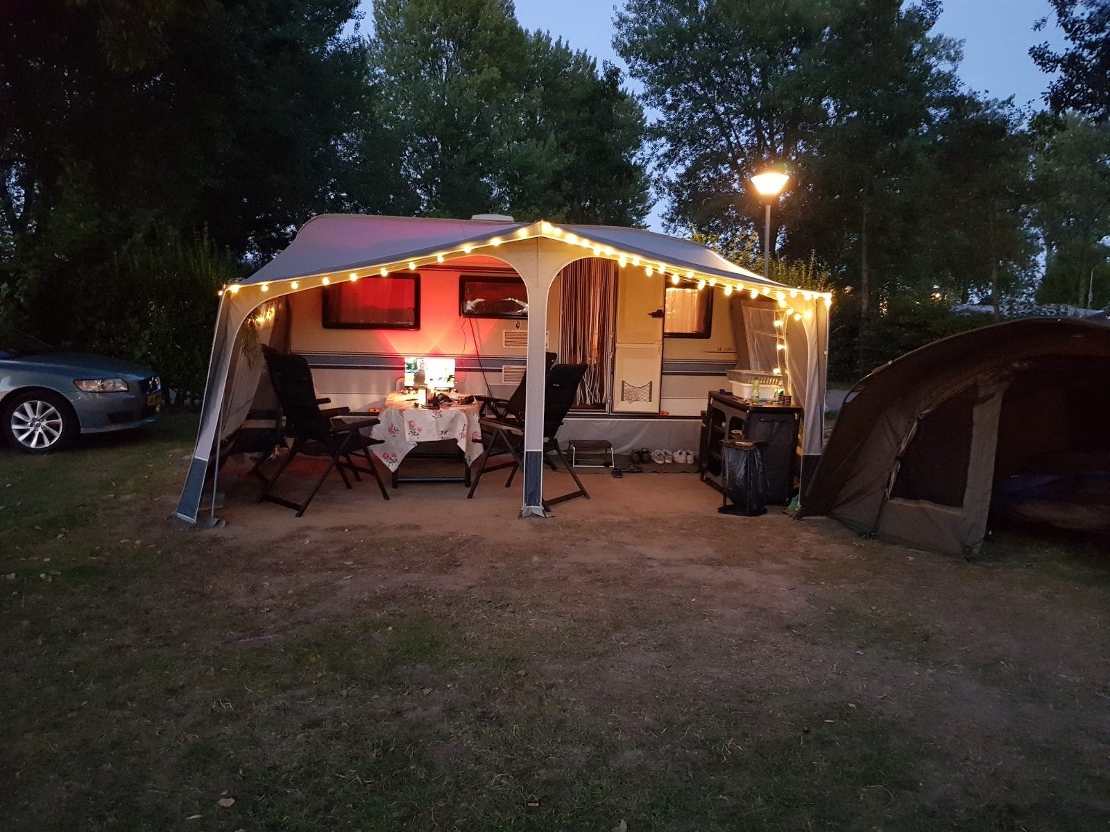 Hobby De Luxe 10 G Caravan met voortent en inboedel, Caravans en Kamperen, Rondzit, Hobby, Tot en met 4, Koelkast