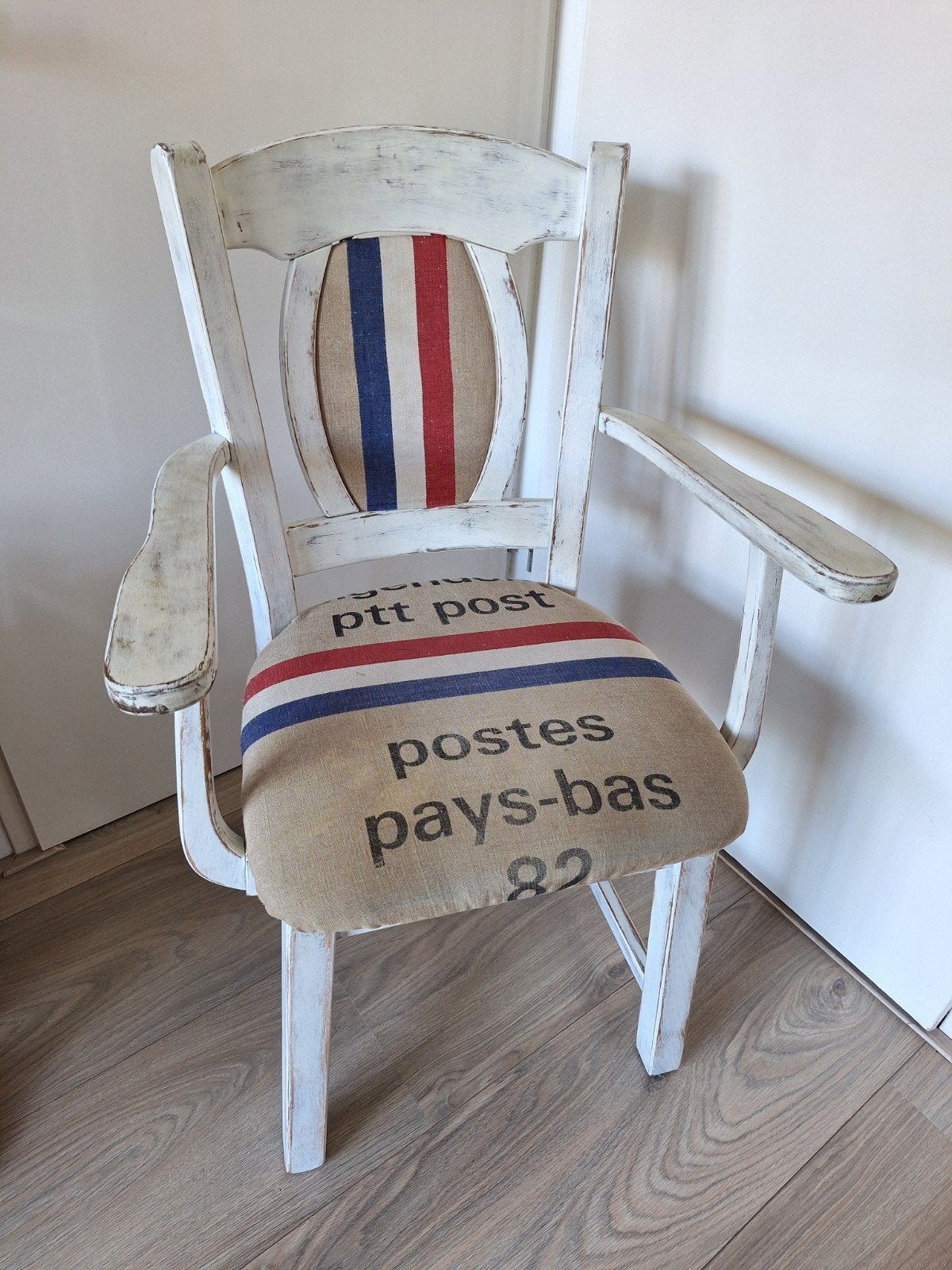 Unieke stoel bekleed met originele postzak, Huis en Inrichting, Ophalen, Hout, Overige kleuren, Eén