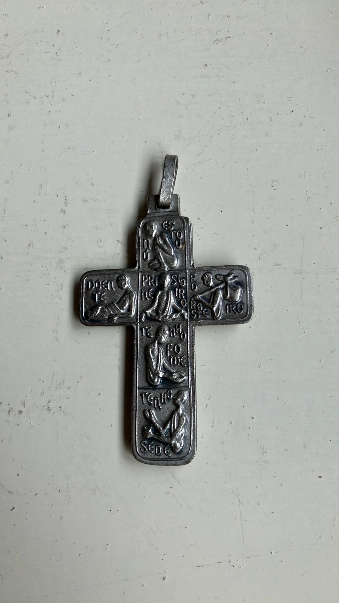 Vintage Metal Kruis Hanger met Religieuze Afbeeldingen, Ophalen of Verzenden