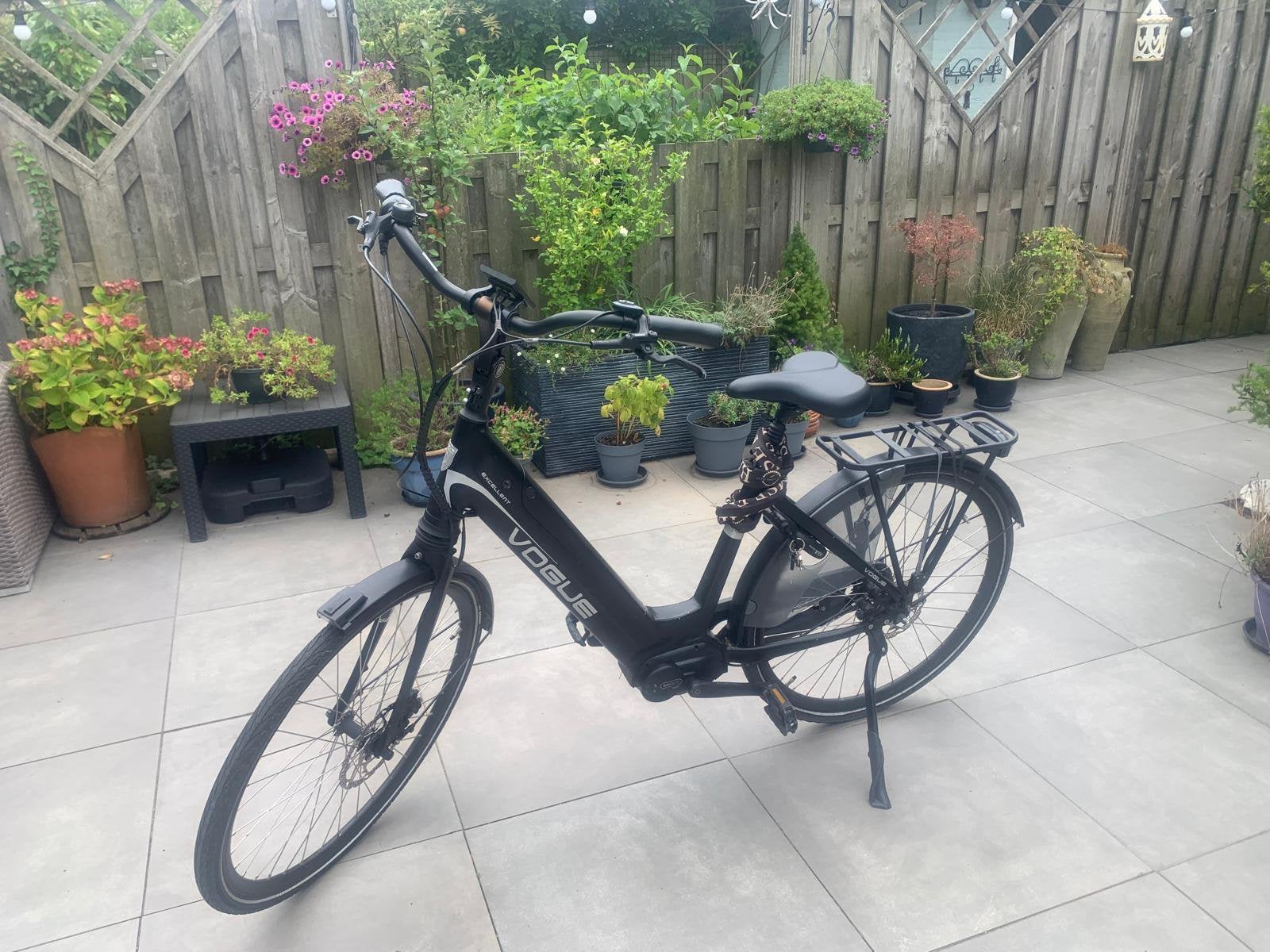Zwarte E bike van Voque Excellent met nieuwe achterband, Zo goed als nieuw, 51 tot 55 cm, 30 tot 50 km per accu, Ophalen