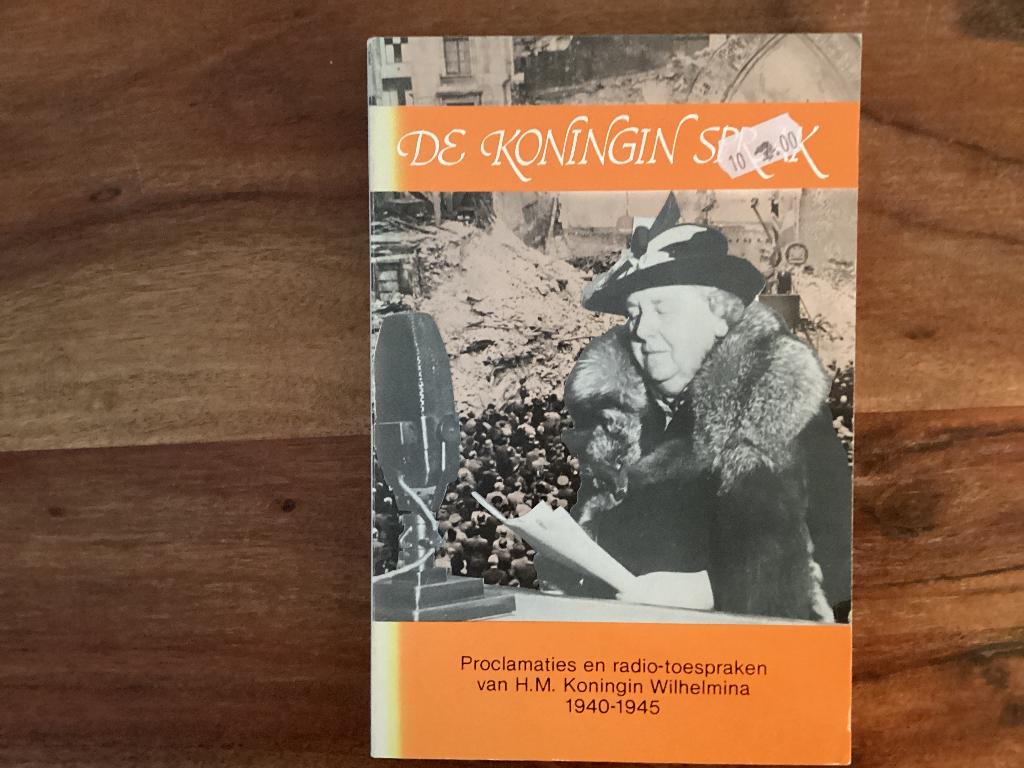 De Koningin sprak Proclamaties en radiotoespraken Wilhelmina, Boeken, 20e eeuw of later, Ophalen of Verzenden, Zo goed als nieuw