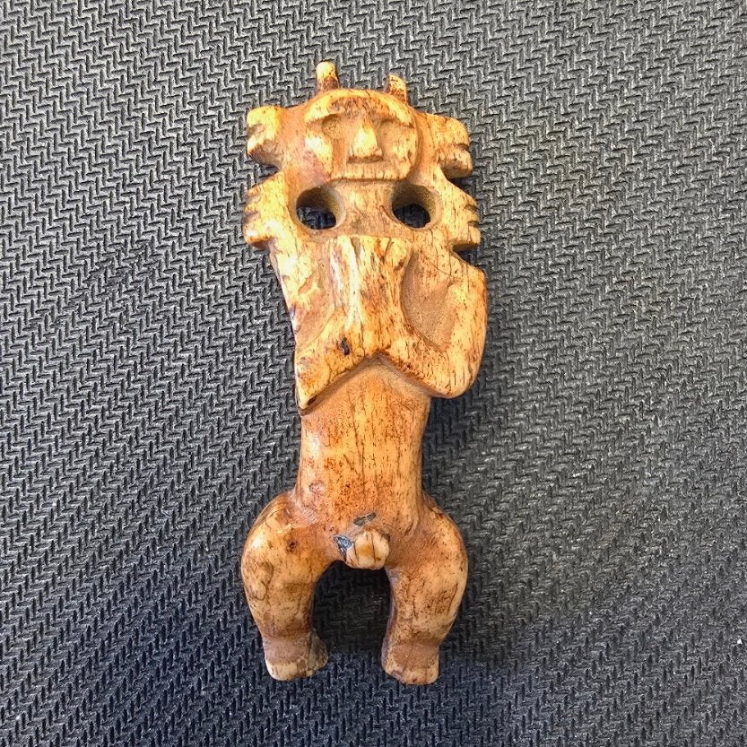 Tanimbar / een oud amulet beeldje - Indonesië, Indonesië, Ophalen of Verzenden, Beeld, Handgemaakt