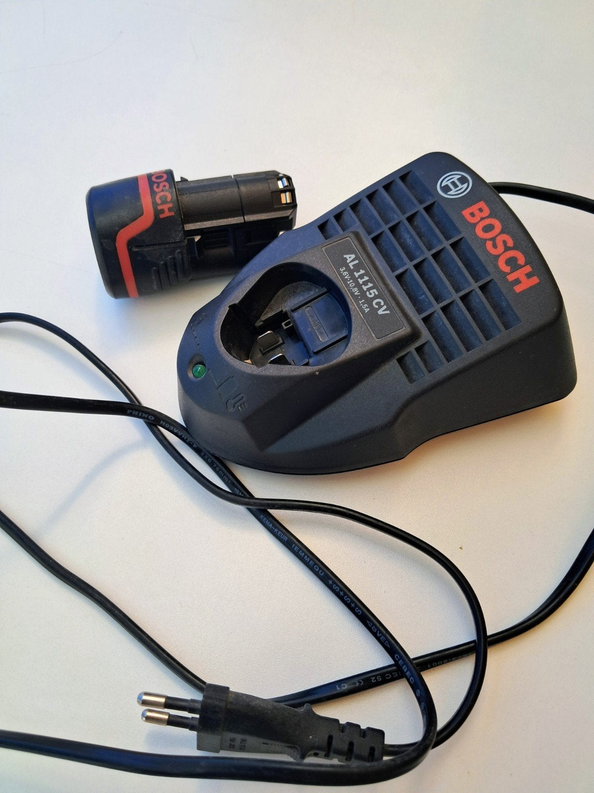 Bosch acculader met accu, Doe-het-zelf en Verbouw, Gereedschap | Boormachines, Ophalen of Verzenden, Boor- en Schroefmachine
