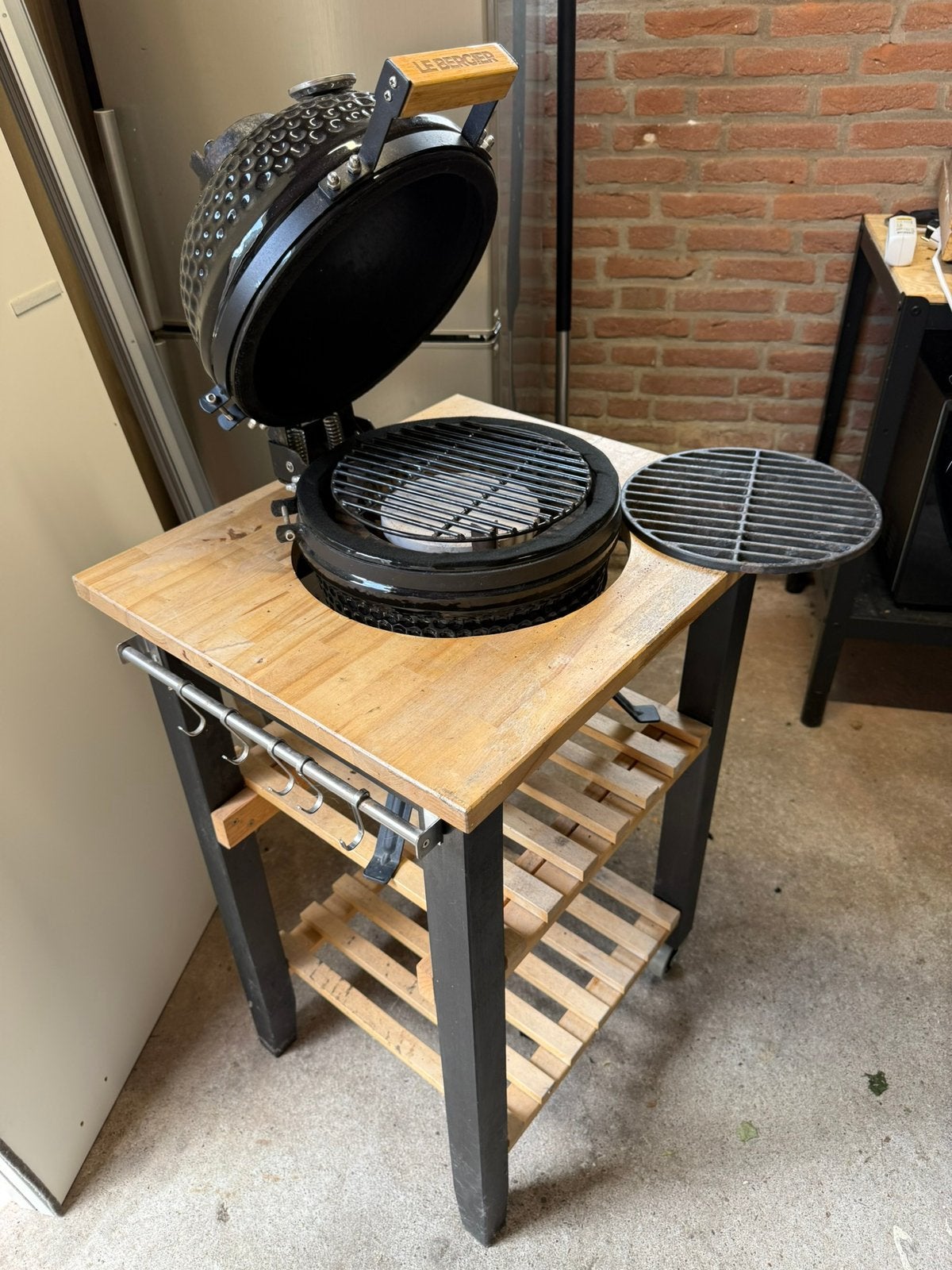 Kamado BBQ met meuber, Tuin en Terras, Houtskoolbarbecues, Ophalen, Gebruikt