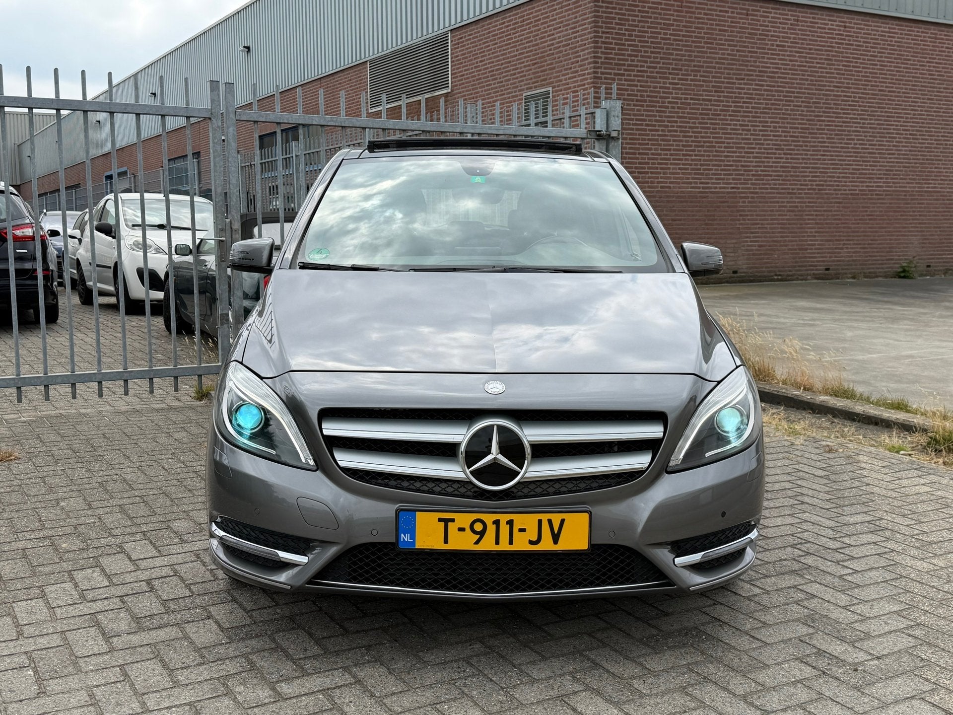 Mercedes-Benz B-klasse 180 Ambition HOGE INSTAP! PANORAMA l, Voorwielaandrijving, Gebruikt, 4 cilinders, Leder en Stof