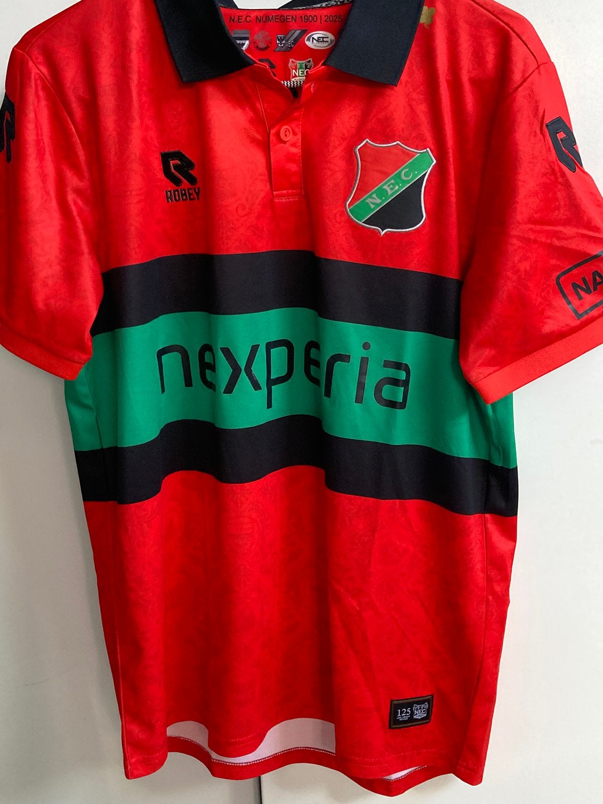 NEC Nijmegen jubileum shirt M, Ophalen, Zo goed als nieuw, Maat 48/50 (M), Rood