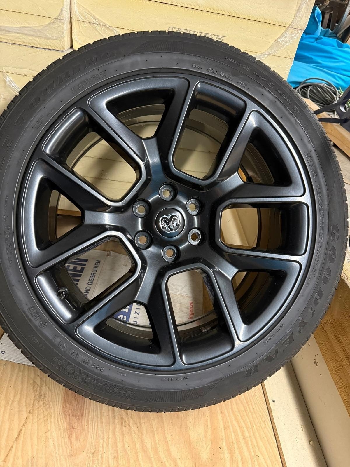 Dodge Ram originele 22 inch velgen + reservewiel z.g.a.n., Auto-onderdelen, Banden en Velgen, Ophalen, Gebruikt, 285 mm, Banden en Velgen