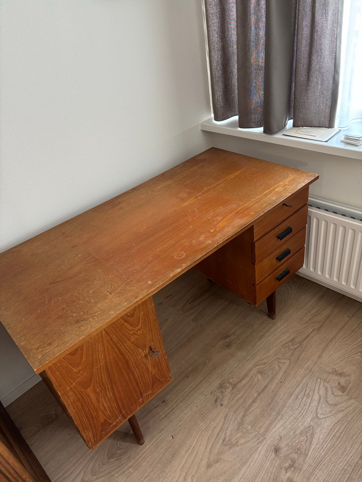 Vintage houten bureau MOET SNEL WEG, Huis en Inrichting, Bureaus, Gebruikt, Overige typen, Vintage, Hout, Bruin, Met lades, Ophalen