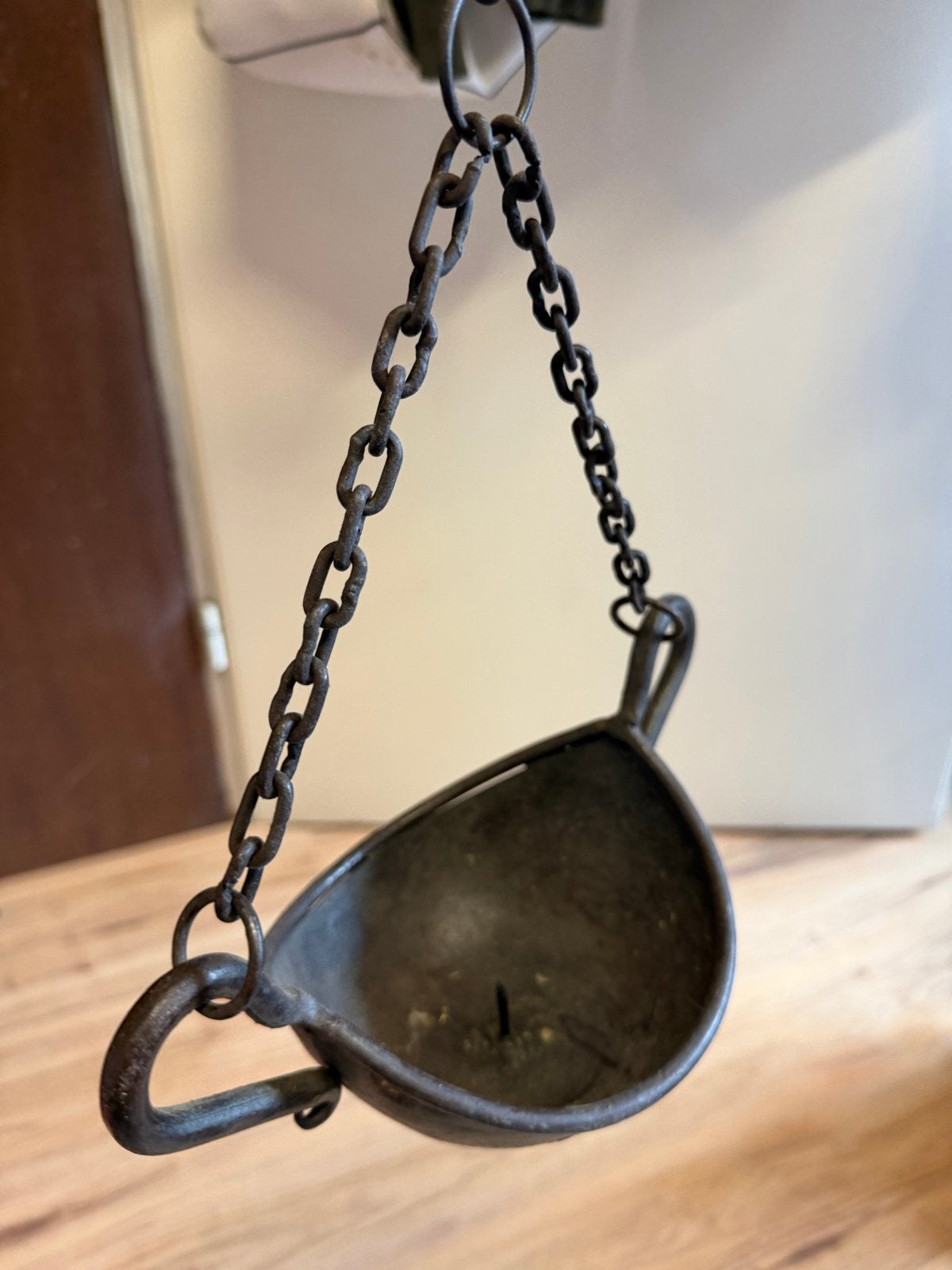 Antieke smeedijzeren kaarsenhouder met ketting, Ophalen of Verzenden