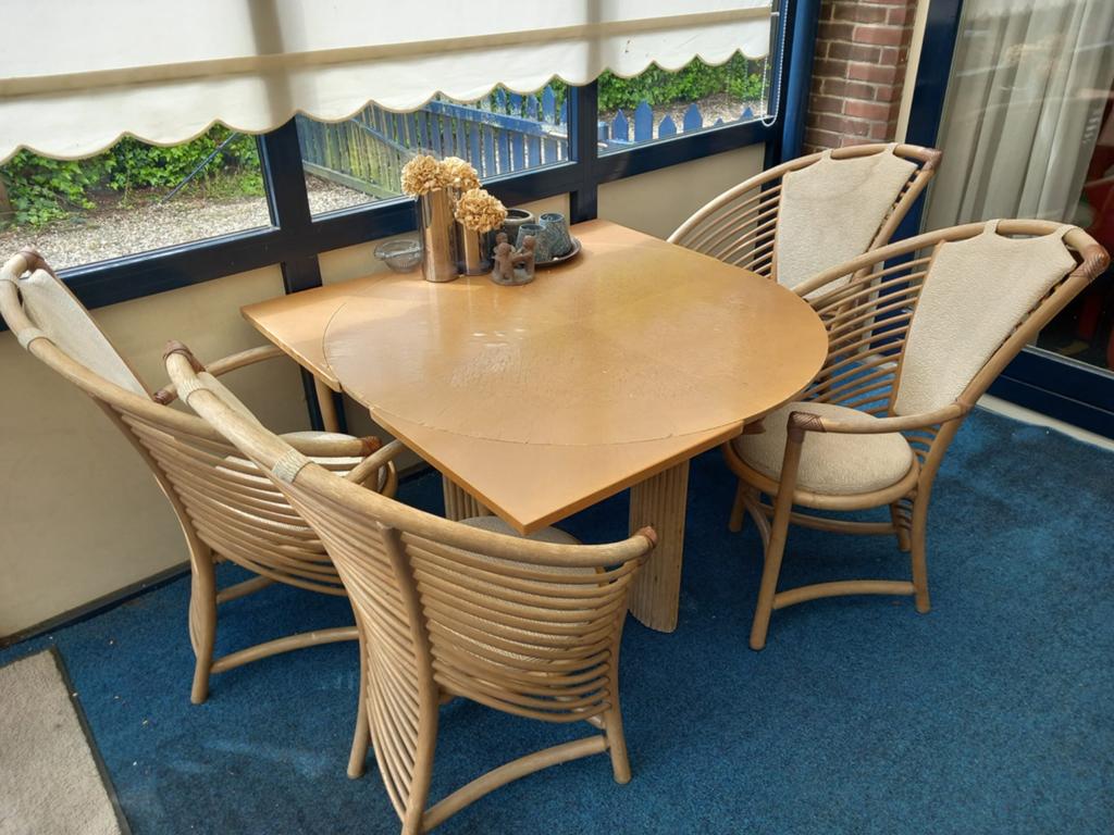Gratis - Rotan eethoek met 4 stoelen en uitschuifbare tafel, Ophalen, Gebruikt, Overige kleuren, Riet of Rotan