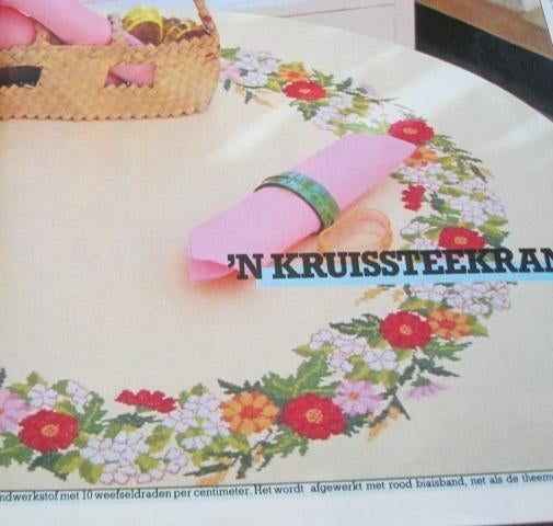Borduurpatroon   Bloemen op kleed  nr 4791, Verzenden, Nieuw, Handborduren, Patroon