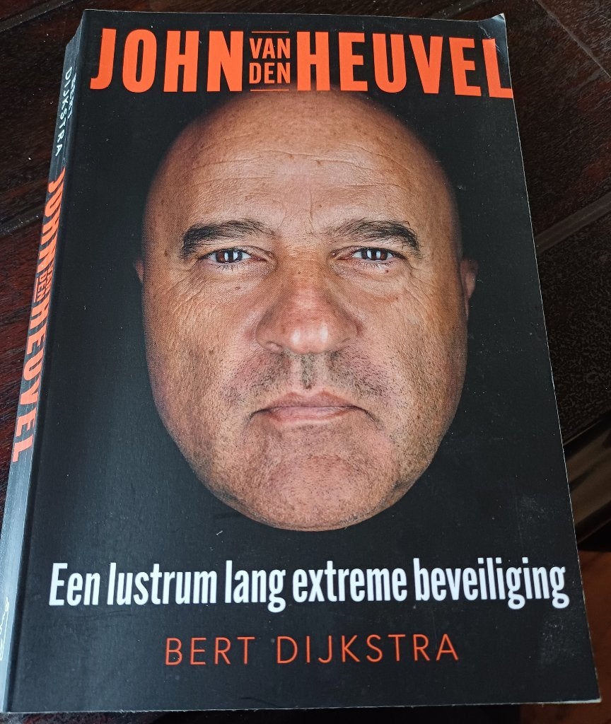 boek John van den Heuvel, Ophalen of Verzenden, Zo goed als nieuw, Bert Dijkstra, Overige