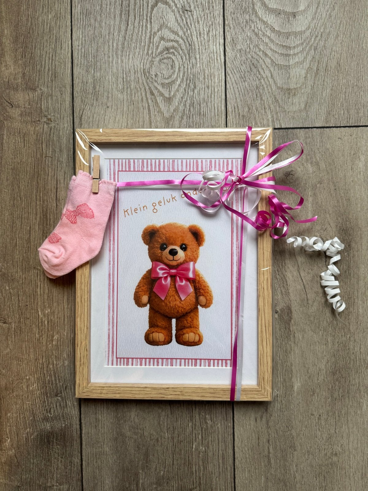 Babyshower cadeau: Ingelijste beer met sokje en lint, Ophalen of Verzenden, Nieuw, Kraamcadeau