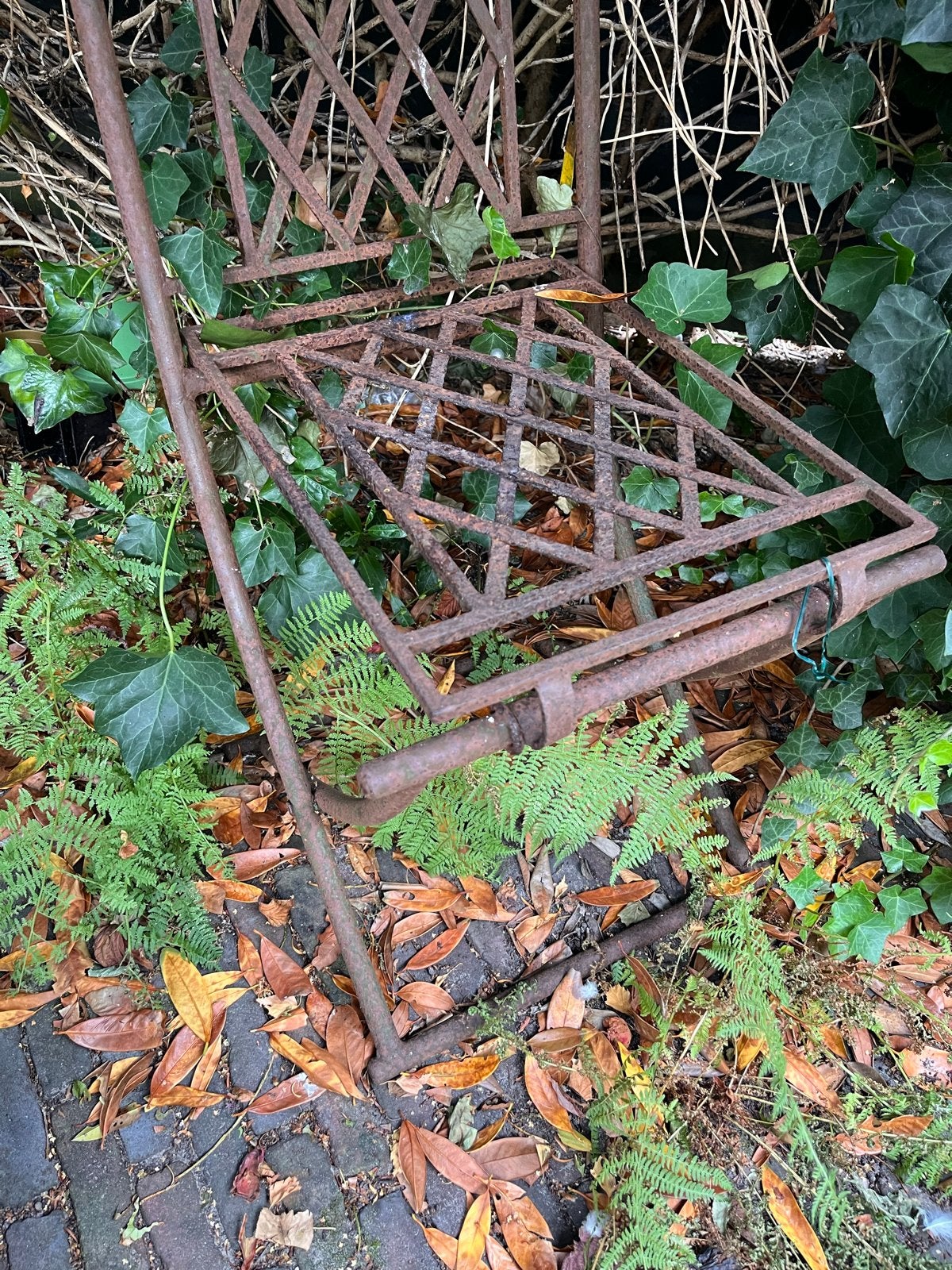 2 antieke metalen klapstoeltjes / bistrostoeltjes, Ophalen